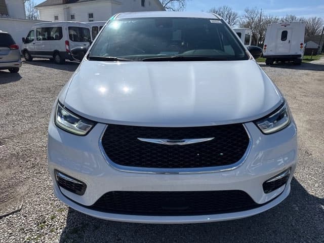 2023 Chrysler Pacifica Touring - Image 3