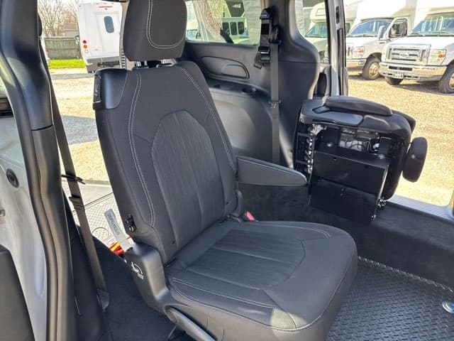 2023 Chrysler Pacifica Touring - Image 25