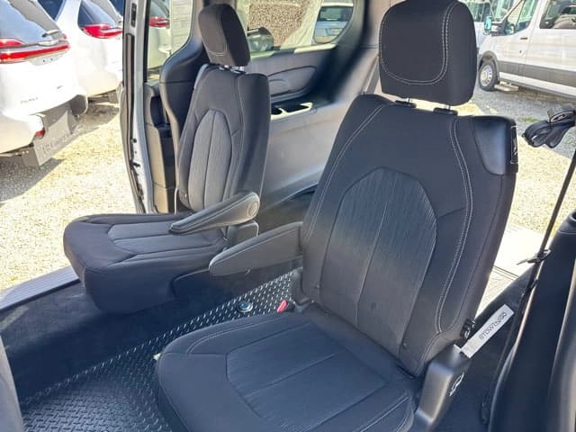 2023 Chrysler Pacifica Touring - Image 26