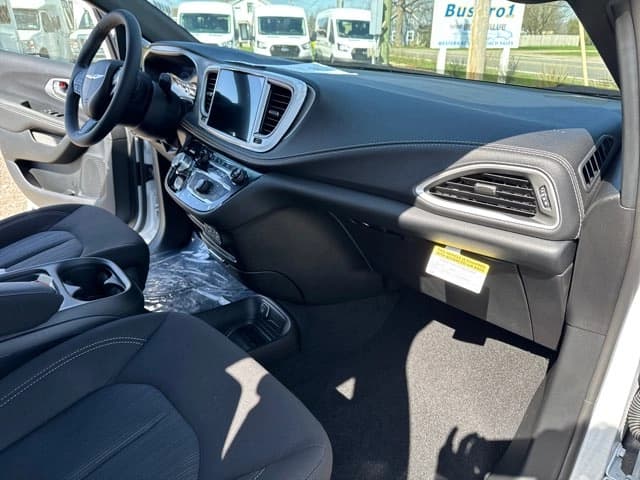 2023 Chrysler Pacifica Touring - Image 29