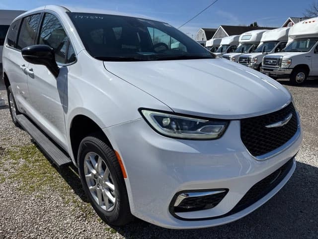 2023 Chrysler Pacifica Touring - Image 4
