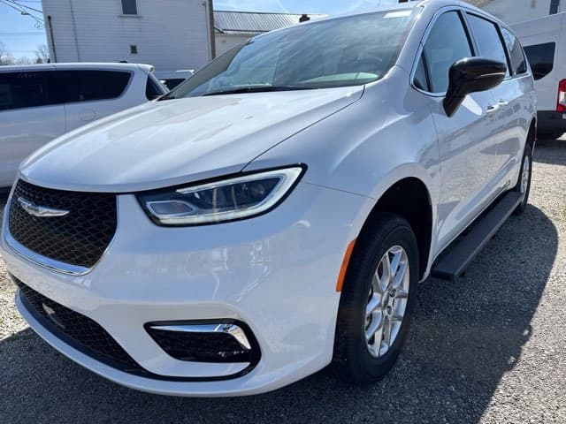 2023 Chrysler Pacifica Touring - Image 5