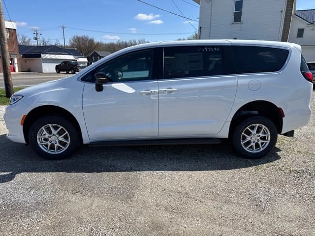 2023 Chrysler Pacifica Touring - Image 7