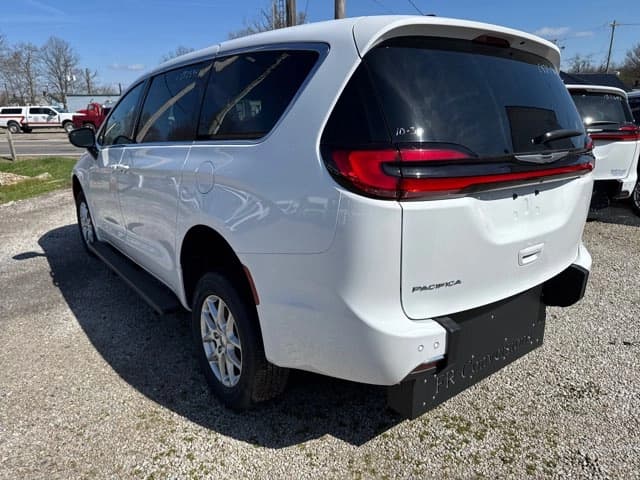 2023 Chrysler Pacifica Touring - Image 9