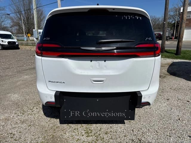 2023 Chrysler Pacifica Touring - Image 10