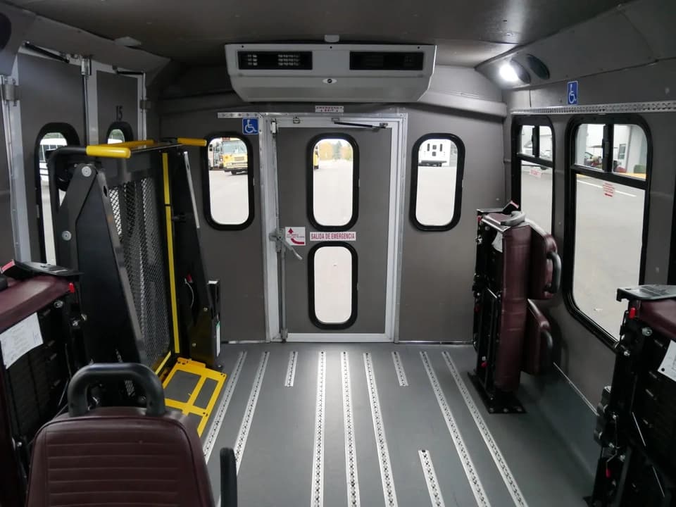 2017 Ford E450 Diamond Coach ADA Shuttle Bus - Image 5