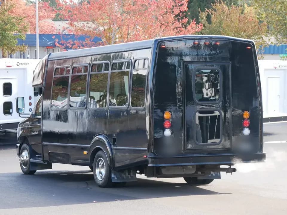 2012 Ford Goshen Shuttle Bus - Image 4