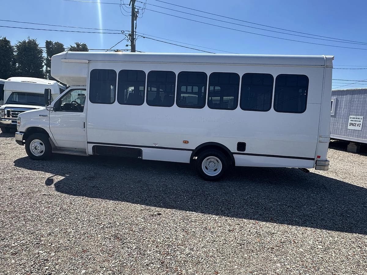 2017 Ford E450 ADA Shuttle Bus - Image 15