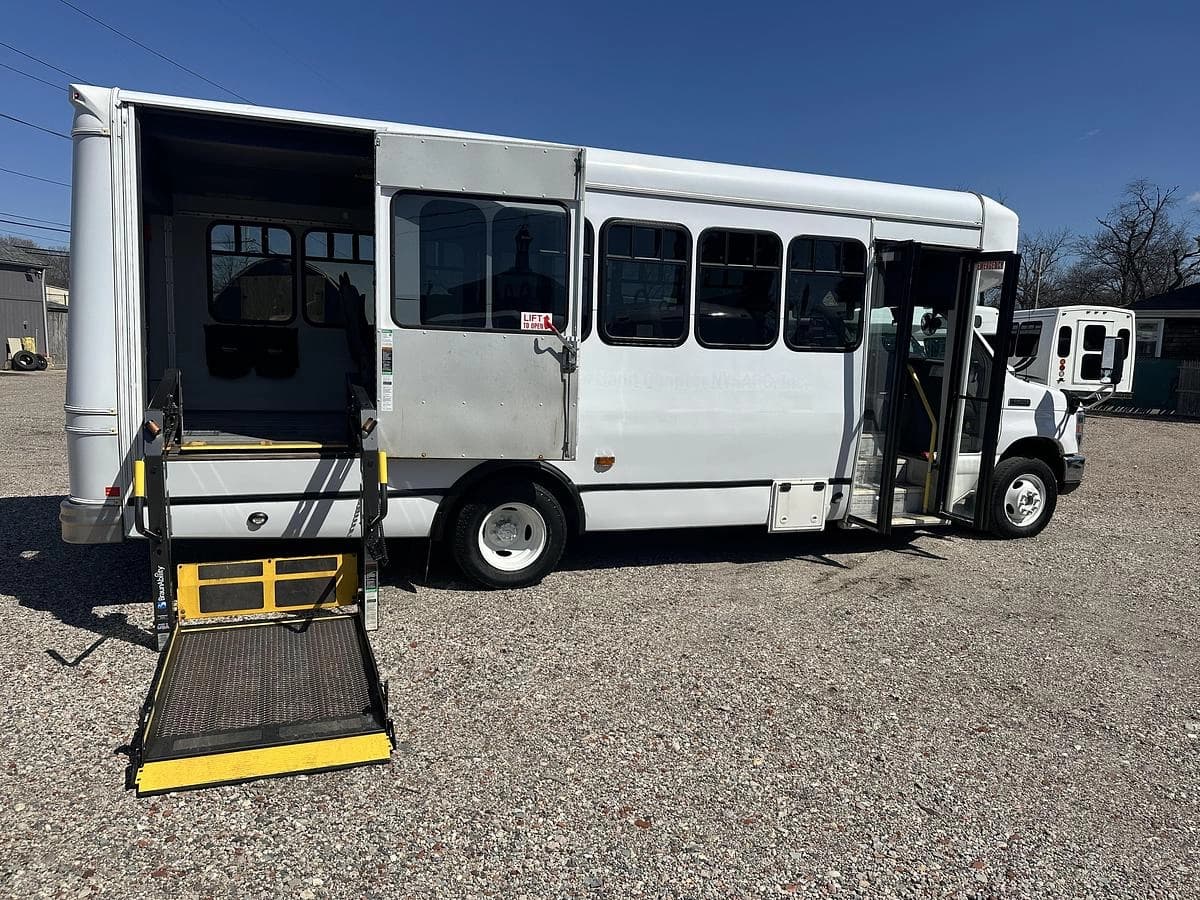 2017 Ford E450 ADA Shuttle Bus - Image 21