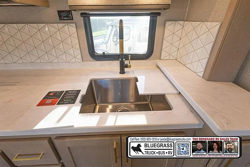 2026 Cummins B6.7 Motorhome - Image 32