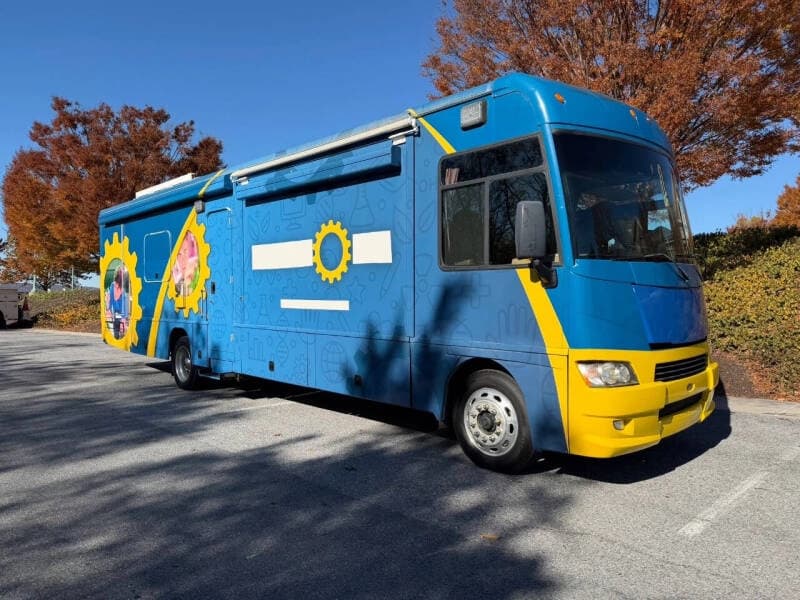 2010 Freightliner Mobile Classroom - Image 2