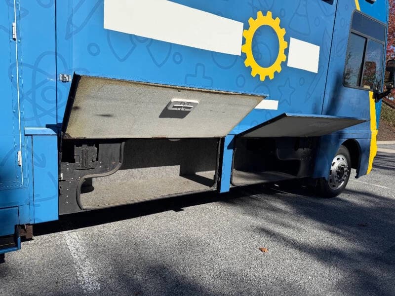 2010 Freightliner Mobile Classroom - Image 17