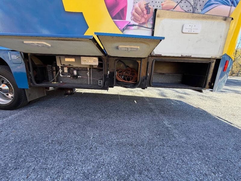 2010 Freightliner Mobile Classroom - Image 19