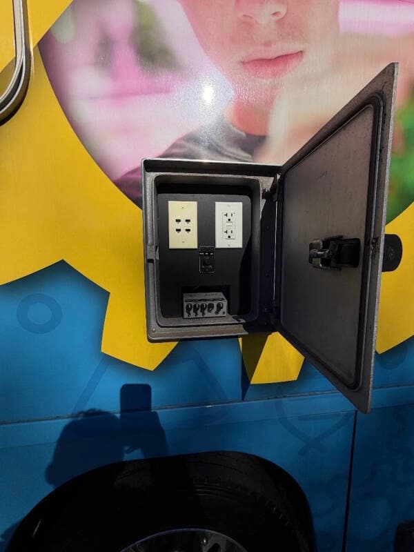 2010 Freightliner Mobile Classroom - Image 25