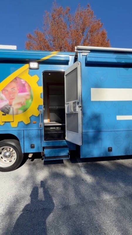 2010 Freightliner Mobile Classroom - Image 30