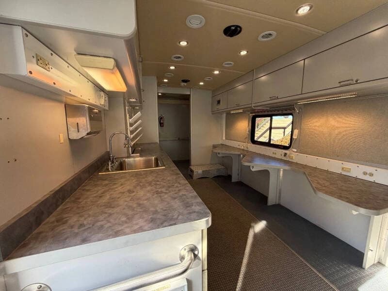 2010 Freightliner Mobile Classroom - Image 31