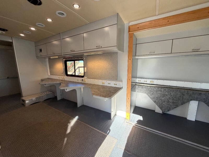 2010 Freightliner Mobile Classroom - Image 32