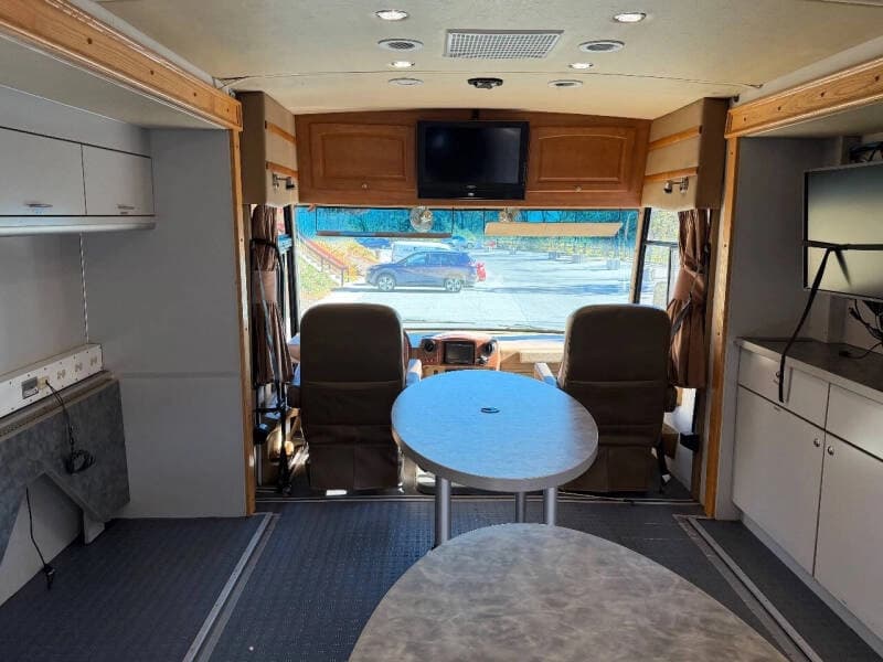 2010 Freightliner Mobile Classroom - Image 35