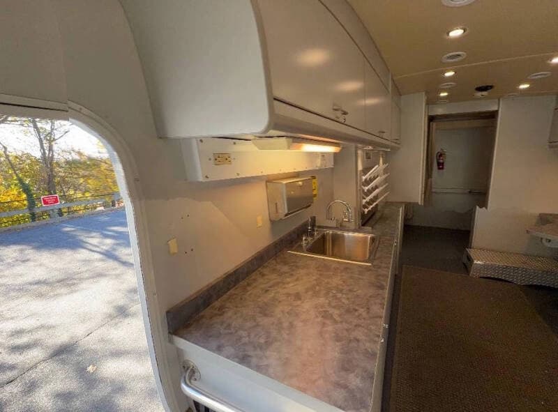 2010 Freightliner Mobile Classroom - Image 37