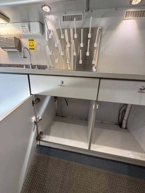 2010 Freightliner Mobile Classroom - Image 39