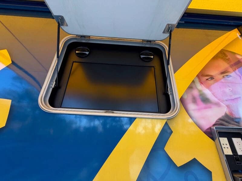 2010 Freightliner Mobile Classroom - Image 46