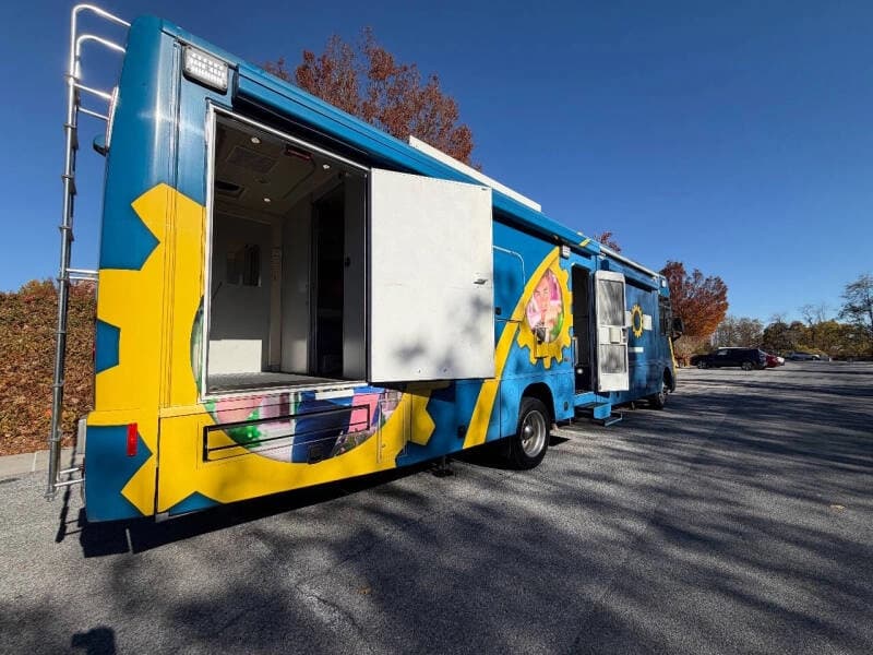 2010 Freightliner Mobile Classroom - Image 54