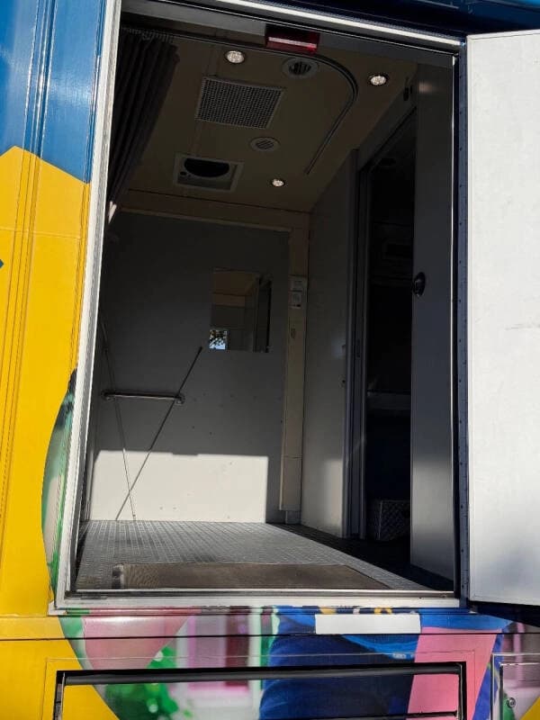 2010 Freightliner Mobile Classroom - Image 57