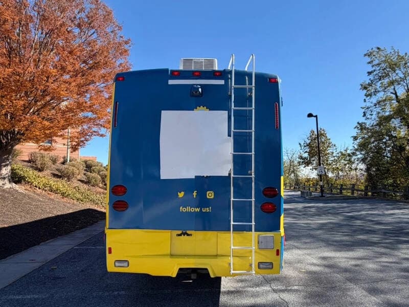 2010 Freightliner Mobile Classroom - Image 7