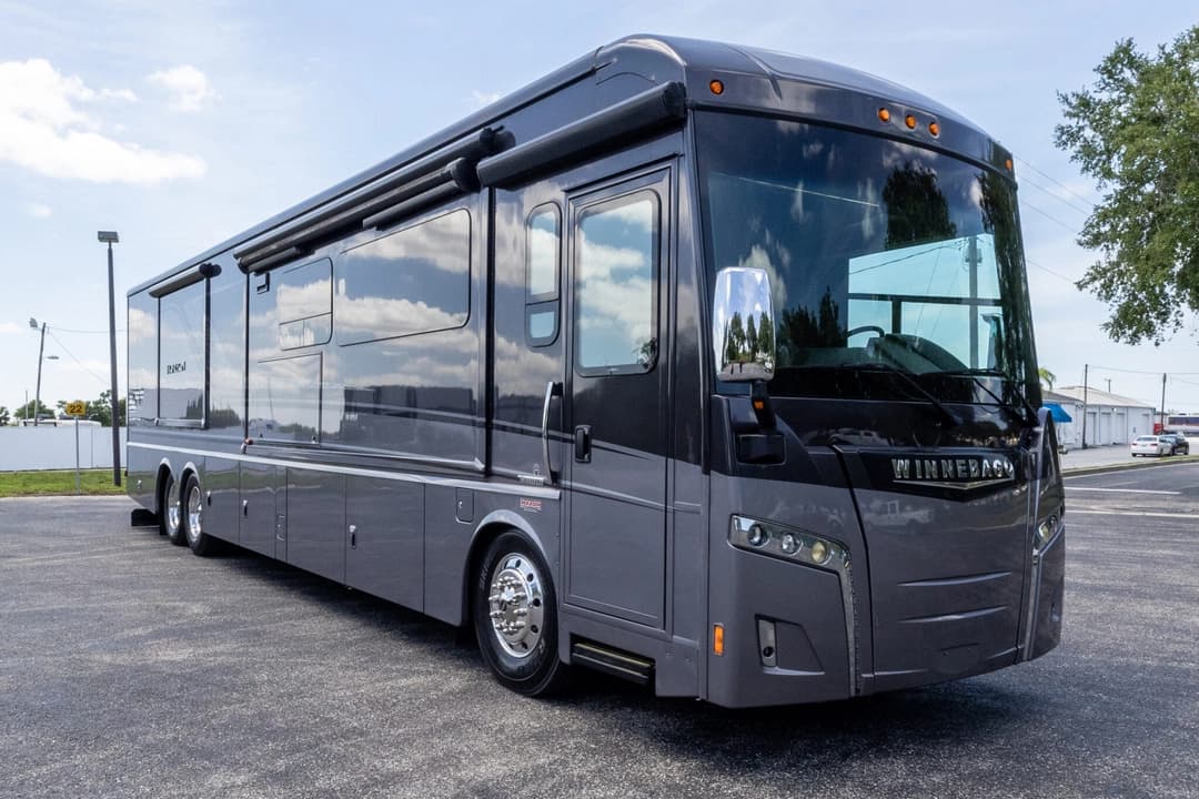 2019 Winnebago Horizon Motorhome - Image 1