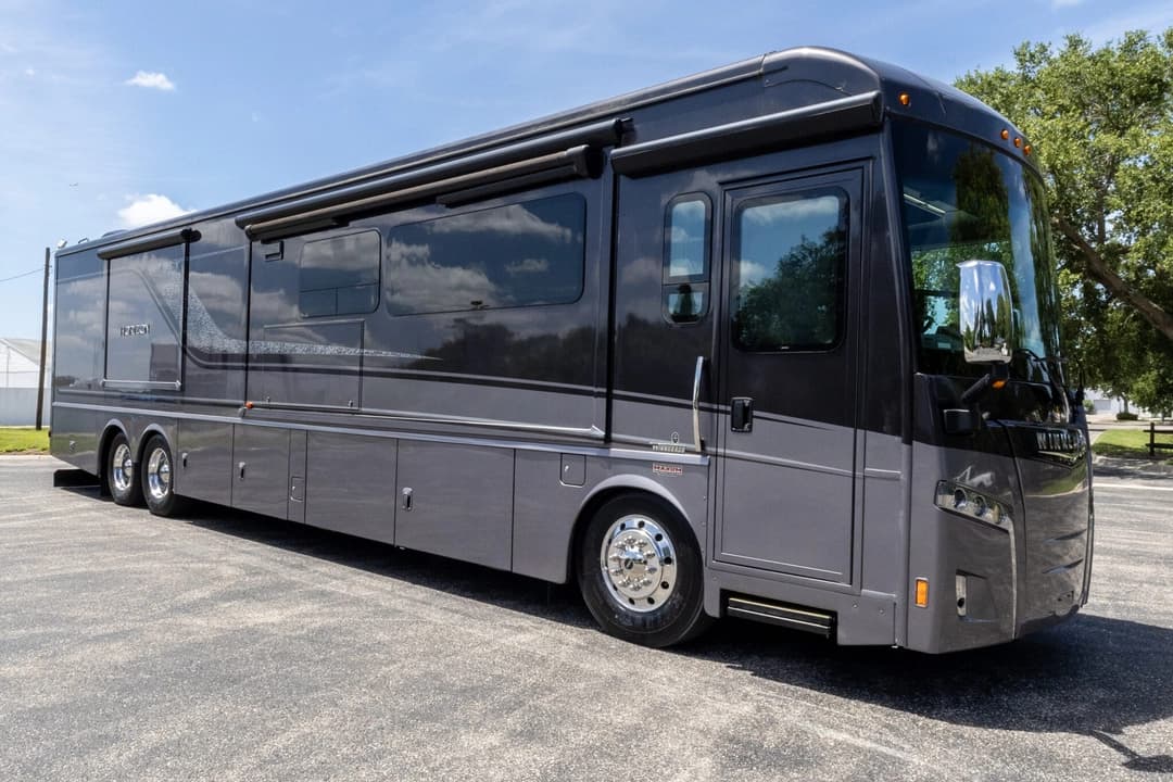 2019 Winnebago Horizon Motorhome - Image 2