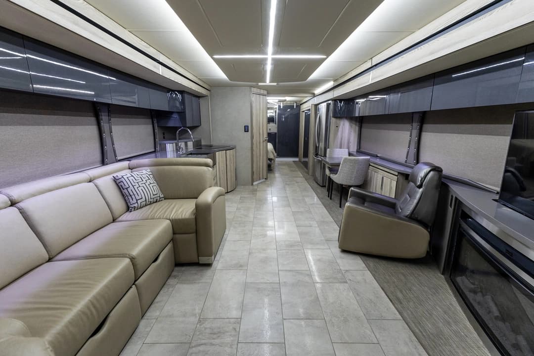 2019 Winnebago Horizon Motorhome - Image 14