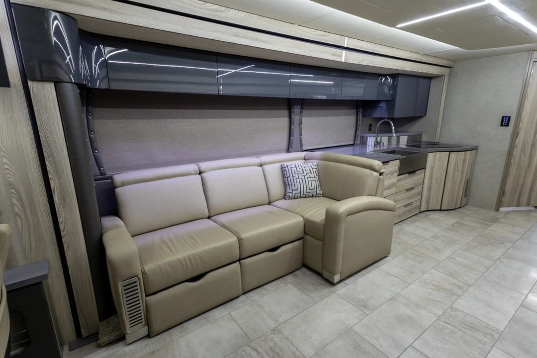 2019 Winnebago Horizon Motorhome - Image 18