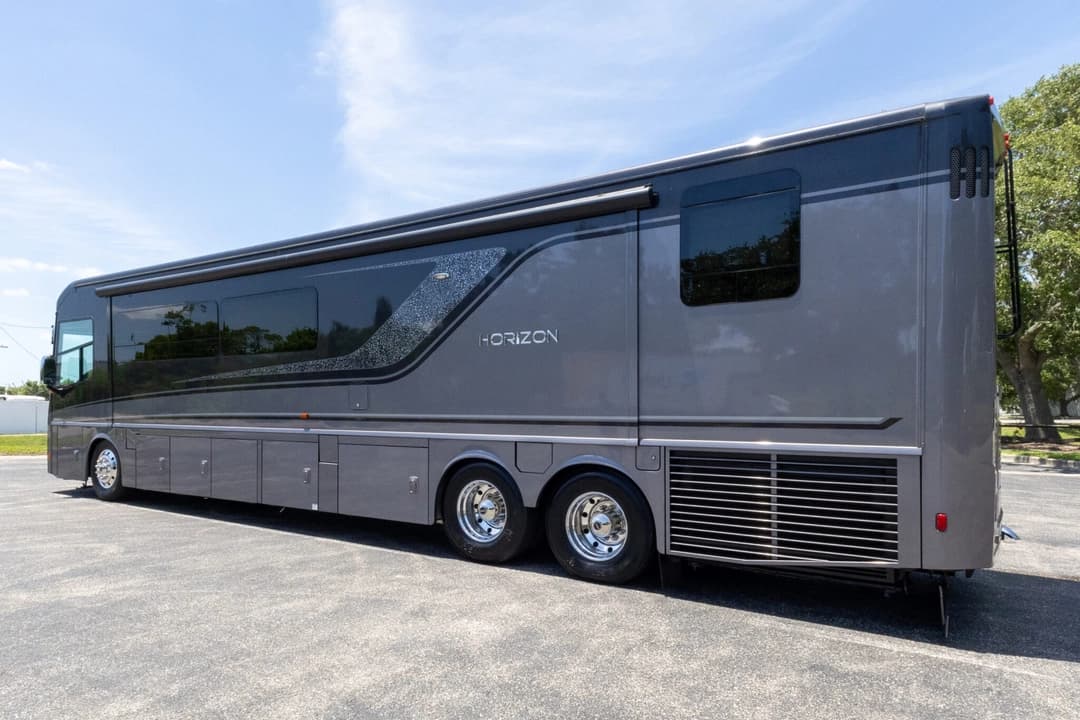2019 Winnebago Horizon Motorhome - Image 8