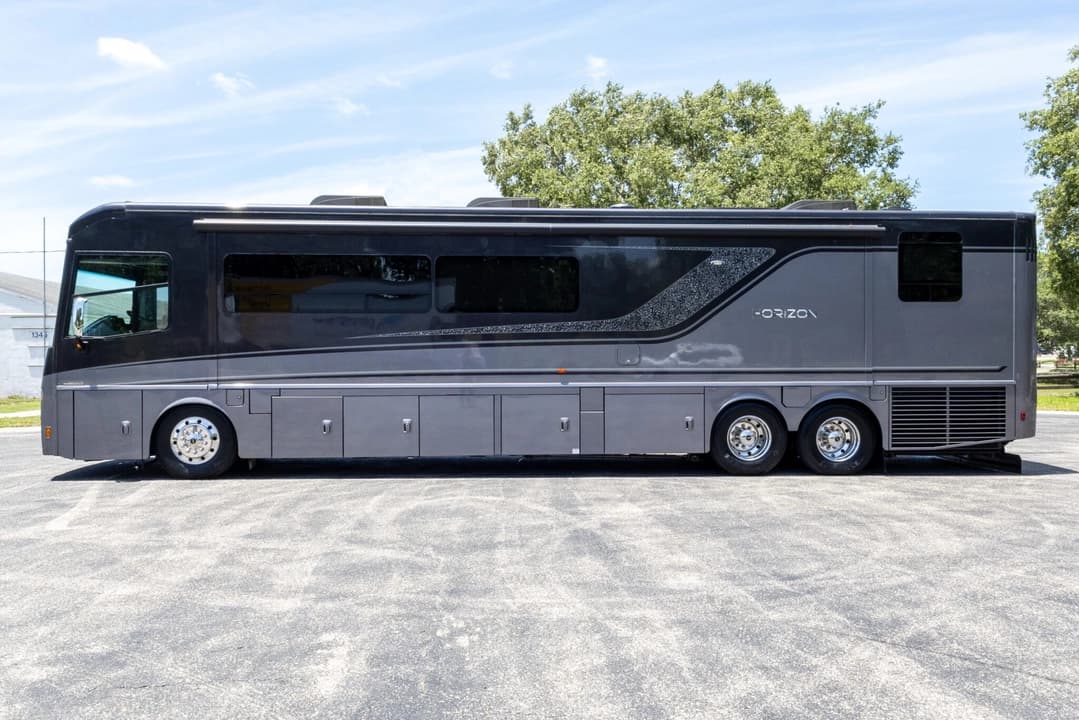 2019 Winnebago Horizon Motorhome - Image 9