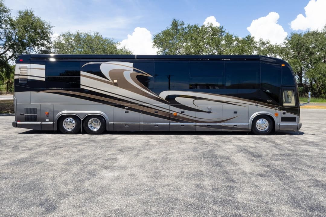 2008 Prevost H3-45 Motorhome - Image 3