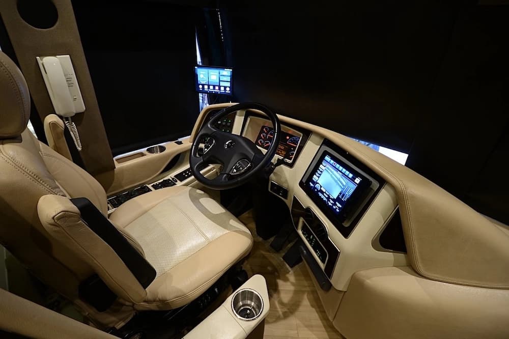 2016 Prevost Liberty Elegant Lady H3-45 Motorcoach - Image 21