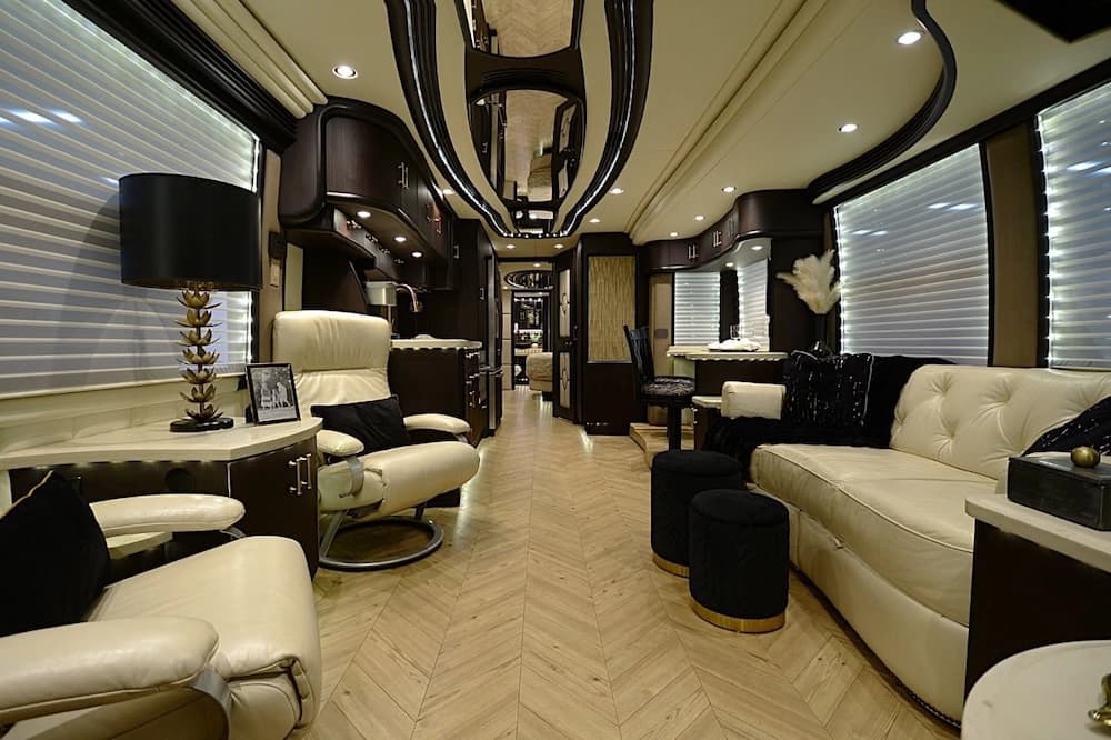 2016 Prevost Liberty Elegant Lady H3-45 Motorcoach - Image 23