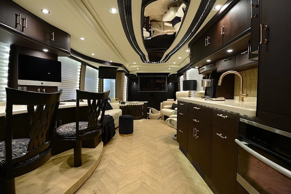 2016 Prevost Liberty Elegant Lady H3-45 Motorcoach - Image 27