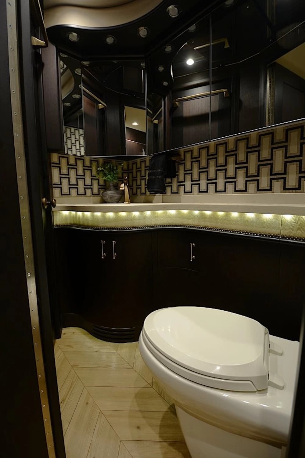 2016 Prevost Liberty Elegant Lady H3-45 Motorcoach - Image 28