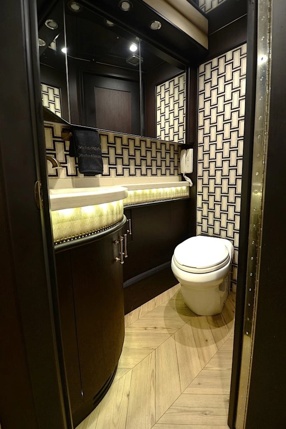 2016 Prevost Liberty Elegant Lady H3-45 Motorcoach - Image 29