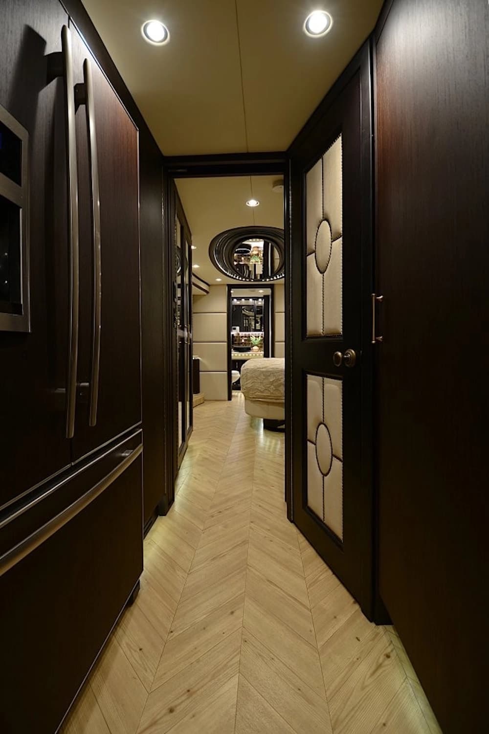 2016 Prevost Liberty Elegant Lady H3-45 Motorcoach - Image 31