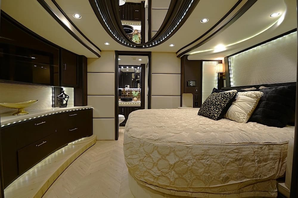 2016 Prevost Liberty Elegant Lady H3-45 Motorcoach - Image 32