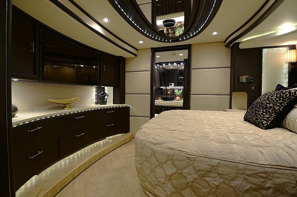 2016 Prevost Liberty Elegant Lady H3-45 Motorcoach - Image 33