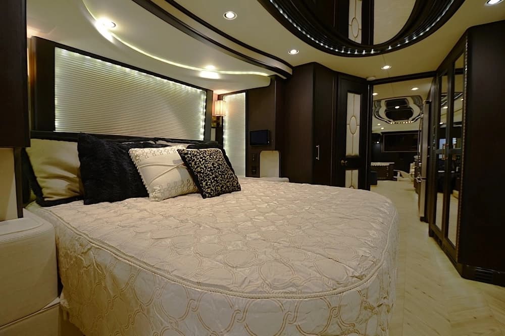 2016 Prevost Liberty Elegant Lady H3-45 Motorcoach - Image 34