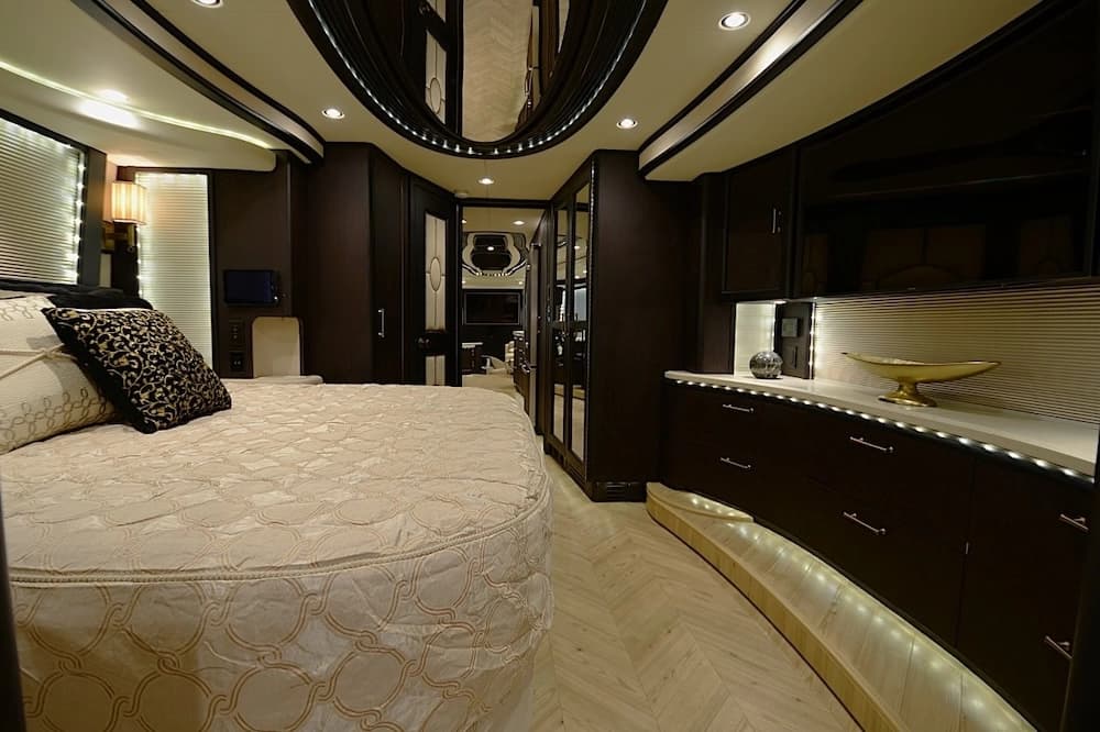 2016 Prevost Liberty Elegant Lady H3-45 Motorcoach - Image 35