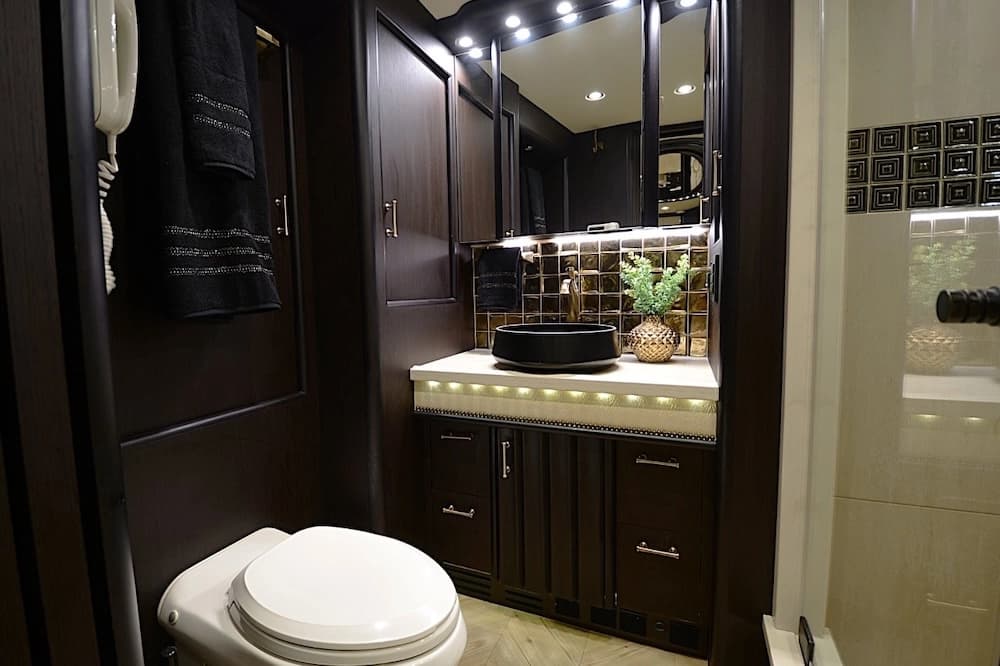 2016 Prevost Liberty Elegant Lady H3-45 Motorcoach - Image 36