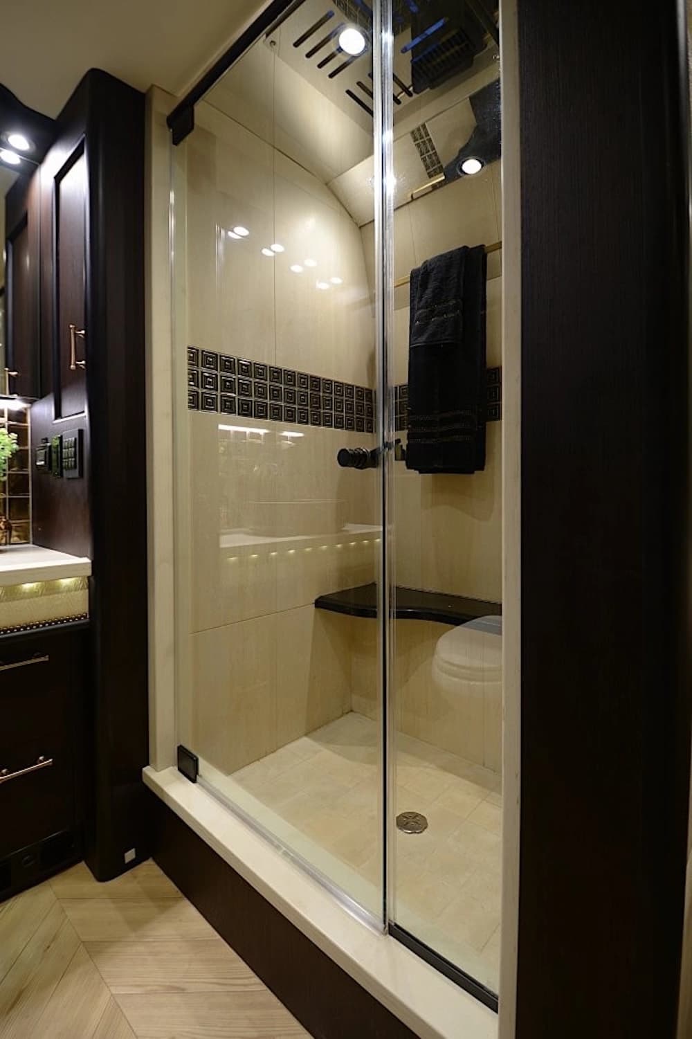 2016 Prevost Liberty Elegant Lady H3-45 Motorcoach - Image 38