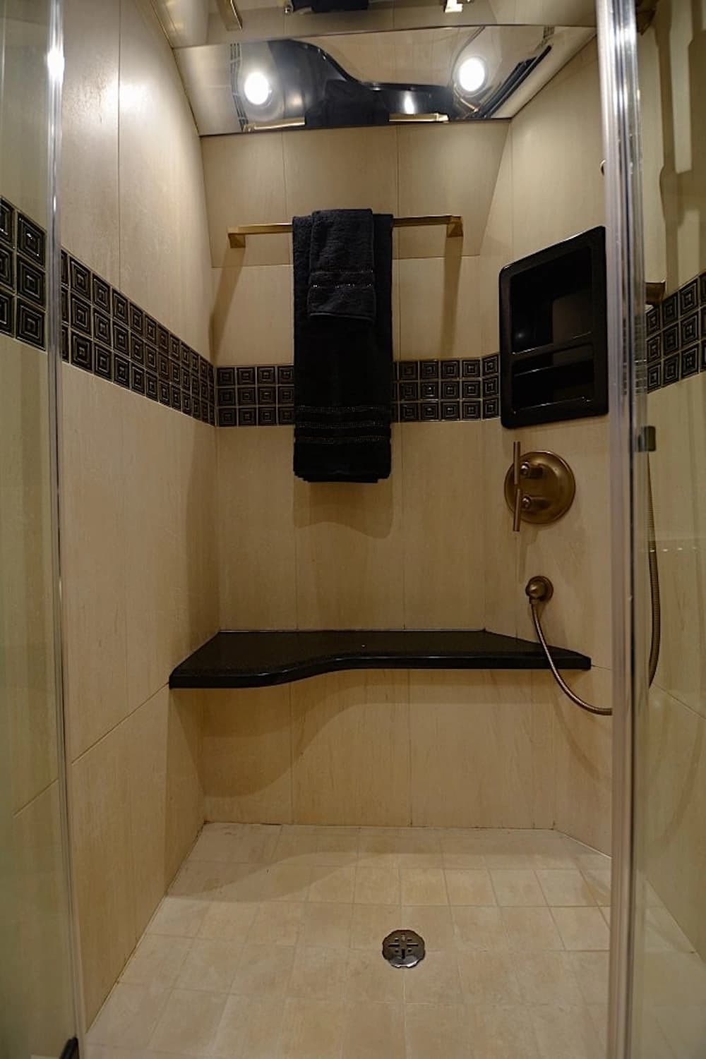 2016 Prevost Liberty Elegant Lady H3-45 Motorcoach - Image 39