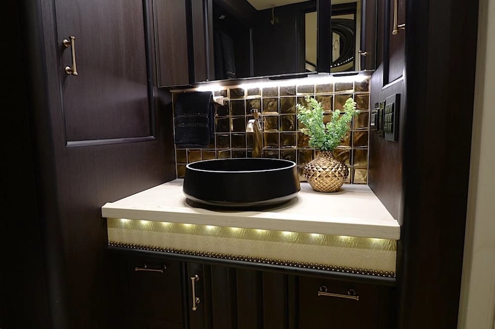 2016 Prevost Liberty Elegant Lady H3-45 Motorcoach - Image 40