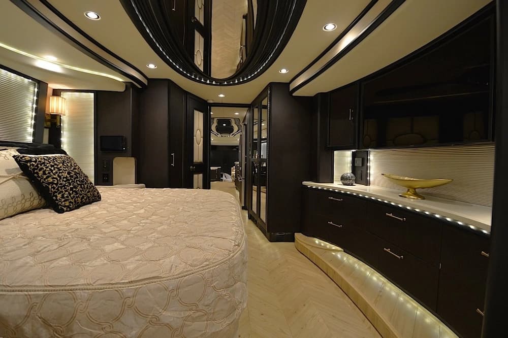 2016 Prevost Liberty Elegant Lady H3-45 Motorcoach - Image 41